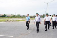 Phó Chủ tịch Thường trực UBND tỉnh Quảng Trị Hoàng Nam (thứ hai từ phải sang) kiểm tra thực địa hợp phần Xây dựng hạ tầng kỹ thuật khu tái định cư phục vụ di dời các hộ dân ra khỏi khu vực mở rộng cảng Cửa Việt. Ảnh: Trường Nhật