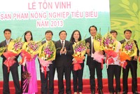 Bà Nguyễn Thị Hiền - Phó Chủ tịch HĐQT PVFCCo (thứ tư từ phải sang) – tham dự Lễ tôn vinh