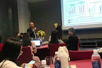 Ông Nguyễn Xuân Quang trả lời câu hỏi của nhà đầu tư