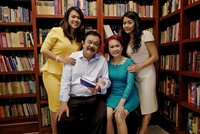 Bà Trần Ngọc Bích (trái) và gia đình