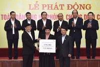 Bà Lương Lan My, Giám đốc truyền thông SSI (giữa) trao tặng 5 tỷ đồng tại Lễ Phát động toàn dân ủng hộ phòng, chống Covid-19 sáng 17/3