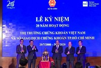 Ông Trần Văn Dũng, Chủ tịch Ủy ban Chứng khoán Nhà nước (ngoài cùng bên phải)