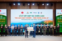 Ông Lê Trọng Khương - Tổng giám đốc Hưng Thịnh Land trao biểu trưng 100 tỷ đồng tài trợ đào tạo nhân lực du lịch tại Bình Định. Ảnh: Hưng Thịnh Land