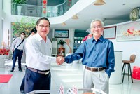 Ông Phạm Thái Bình (áo xanh) bắt tay cùng Chủ tịch UBND tỉnh Cần Thơ nhân dịp khai lộc đầu năm 2022.