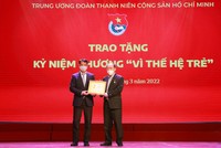 Anh Ngô Văn Cương - Bí thư Ban Chấp hành Trung ương Đoàn, Chủ nhiệm Uỷ ban Kiểm tra Trung ương Đoàn trao Kỷ niệm chương cho ông Đặng Đức Thành