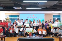Đại diện các trường ĐH, CĐ, thí sinh và ban tổ chức RongViet Invest 2023 tại lễ trao giải 