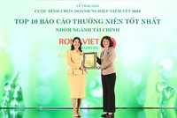Bà Nguyễn Thị Thu Huyền, Thành viên HĐQT kiêm Tổng giám đốc Rồng Việt (bên trái) đón nhận giải thưởng