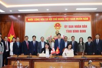 Đại diện Bidiphar - Bà Phạm Thị Thanh Hương, Tổng giám đốc (người ngồi bên phải) ký kết MOU cùng Đại diện GBM - Bà Jessica Hu - Tổng giám đốc điều hành và Nhà sáng lập của GBM