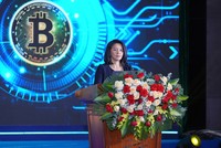 Bà Wanming Du, Giám đốc Chính sách FTSE trình bày tham luận tại Vietnam Blockchain Day Đà Nẵng 2025
