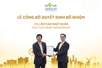 Ông Bùi Thành Nhơn – Chủ tịch HĐQT Nova Holding, Nhà sáng lập NovaGroup, Novaland Group trao quyết định bổ nhiệm vị trí Chủ tịch HĐQT NovaGroup cho ông Bùi Cao Nhật Quân.