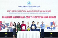 Bà Nguyễn Thị Anh Thi – Thành ủy viên, Phó Chủ tịch UBND thành phố Đà Nẵng và ông Đinh Bá Thành – Chủ tịch sáng lập DatVietVAC ký kết biên bản ghi nhớ