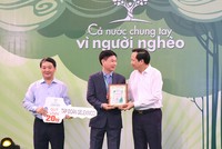 Đại diện Tập đoàn Geleximco trao ủng hộ 20 tỷ đồng cho Quỹ “Vì người nghèo”