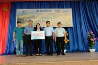 Ông Nguyễn Quốc Việt, Phó tổng biên tập Báo Đầu tư trao biển tặng nhà bán trú cho lãnh đạo trường Khao Mang