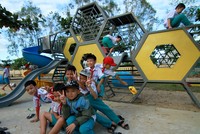 Học sinh vui đùa tại Khu vui chơi trong khuôn viên Trường tiểu học Văn Thanh Tùng