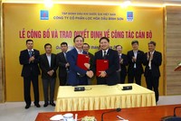 Ông Bùi Ngọc Dương (trái) nhận bàn giao công tác