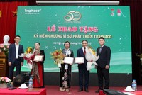 Trao kỷ niệm chương cho các lãnh đạo Traphaco