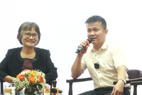 Ông Nguyễn Tâm Thịnh, Chủ tịch Trung Nam Group trao đổi với các nhà đầu tư chiều 26/10 tại Hà Nội.