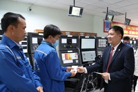 Tổng Giám đốc BSR Bùi Ngọc Dương động viên, lì xì anh em kỹ sư vận hành tại Phòng Điều khiển Trung tâm