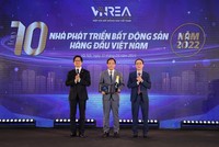 Đại diện Tập đoàn Geleximco nhận phần thưởng Top 10 nhà phát triển bất động sản hàng đầu Việt Nam 2022.