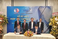 Ông Phạm Đăng Khoa – Tổng giám đốc TRACODI và ông Nguyễn Văn Tuấn - Phó giám đốc Thành Tuấn ATESCO ký kết thỏa thuận hợp tác chiến lược với sự chứng kiến của Ban lãnh đạo hai bên