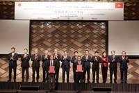 Thủ tướng Chính phủ Phạm Minh Chính và lãnh đạo 2 bên chứng kiến lễ trao thỏa thuận, biên bản ghi nhớ hợp tác giữa doanh nghiệp Việt Nam và Nhật Bản