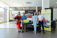 Phân bón Cà Mau chúc mừng khách hàng may mắn trúng xe Mercedes Benz 