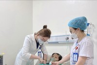 Chăm sóc bệnh nhân tại bệnh viện TNH Thái Nguyên. Ảnh Dũng Minh