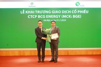 Ông Phạm Minh Tuấn, Tổng giám đốc BCG Energy nhận Giấy chứng nhận đăng ký giao dịch cổ phiếu BGE tại Sở Giao dịch Chứng khoán Hà Nội (HNX)