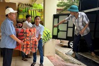 TNG trao tặng áo phao