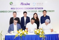 Ông Nguyễn Tùng Lâm – Tổng Giám đốc Bamboo Capital, Ông James Lee – Chủ tịch Foxlink Group và ông Mindi Wang – Chủ tịch Micro Electricity cùng ký kết thỏa thuận hợp tác (từ trái sang)