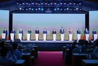 Thủ tướng Phạm Minh Chính và các đại biểu thực hiện nghi thức Khởi công Dự án khu phức hợp đô thị, du lịch sinh thái, sân golf tại huyện Khoái Châu, tỉnh Hưng Yên (Trump International Hung Yen). 