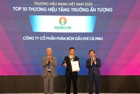 Đại diện PVCFC nhận danh hiệu top 10 thương hiệu tăng trưởng ấn tượng 2025. 