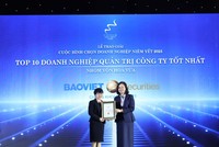 Bà Bùi Thị Mai Hiên - Giám đốc Quản lý hoạt động Công ty đại diện nhận bằng khen.