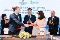 Bà Nguyễn Thị Hiền - Phó tổng giám đốc PVCFC và ông Tristan Hudak - Giám đốc phát triển quốc tế AG Biotech, INC thực hiện nghi thức ký kết Thỏa thuận hợp tác.