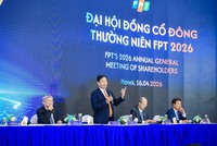 Ông Trương Gia Bình, Chủ tịch FPT trao đổi với cổ đông