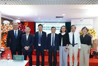 Ông Hoàng Tuyên (thứ ba từ trái sang) chuyển giao ghế Chủ tịch TNH cho bà Thuỳ Giang (thứ ba từ phải sang).