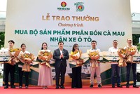 Ông Nguyễn Thanh Tùng, Tổng Giám Đốc PVCFC trao giải xe tải Hyundai 3,5 tấn cho các đại lý
