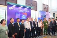 Đại biểu tham quan gian hàng FPT 