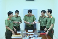 Đại tá Đào Quang Trường, Phó giám đốc Công an thành phố Hải Phòng, Thủ trưởng cơ quan An ninh điều tra kiểm tra tang vật.