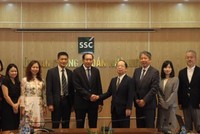 Ông Phạm Hồng Sơn, Phó Chủ tịch UBCKNN, và ông Hiroshi Okada, Phó Giám đốc quốc gia phụ trách Việt Nam, JFSA chụp ảnh cùng các đại biểu tham dự buổi làm việc.