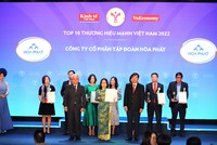 Bà Nguyễn Thị Thảo Nguyên, Phó tổng giám đốc Tập đoàn Hòa Phát lên nhận Top 10 Thương hiệu Mạnh Việt Nam.