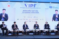 Các diễn giả trao đổi, chia sẻ tại phiên thảo luận 1. Ảnh: Lê Toàn.