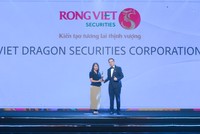 Bà Nguyễn Ngọc Vân Phương - Giám đốc Điều hành Khối Hỗ trợ kiêm Giám đốc Nhân sự đại diện Rồng Việt nhận cúp “Harmonica” từ Ban tổ chức