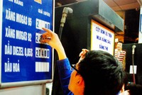 Giá xăng bất ngờ tăng 330 đồng/lít