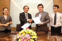 Buổi ký kết hợp đồng chuyển giao công nghệ sản xuất giữa Phượng Hoàng Xanh với Breton (Ý) vào cuối tháng 4.