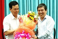 Đồng chí Nguyễn Thành Phong (bên phải) tặng hoa chúc mừng đồng chí Võ Thành Hạo