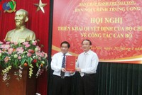Đồng chí Tô Huy Rứa trao quyết định cho đồng chí Hà Ngọc Chiến