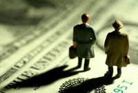 Ai đang nợ nhau 100.000 tỷ USD?