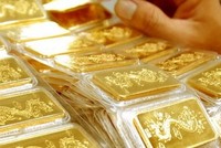 Fed để ngỏ khả năng tăng lãi suất, vàng lao dốc mạnh