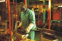 Lực đẩy “Ác-si-mét” giúp vàng không chìm sâu dưới 1.300 USD/ounce